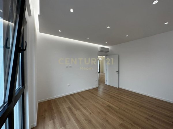 Tirane, jepet me qera zyre Kati 9, 106 m² 860 € (Farmacia 10)