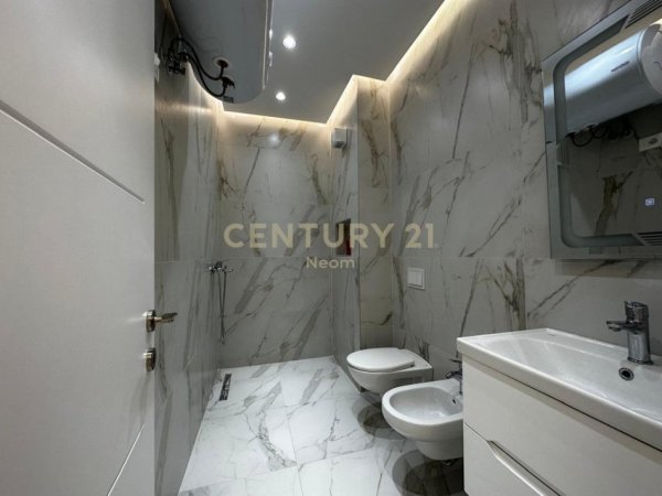 Tirane, jepet me qera zyre Kati 9, 106 m² 860 € (Farmacia 10)