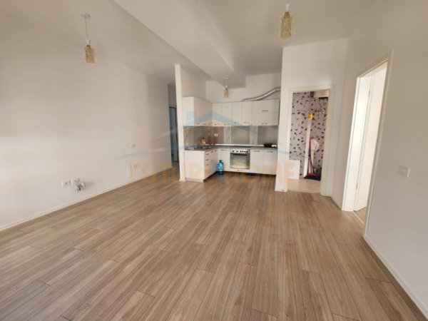 Tirane, jepet me qera apartament 1+1 Kati 1, 64 m² 300 € (Ali Dem)