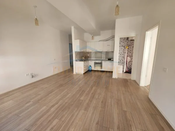 Tirane, jepet me qera apartament 1+1 Kati 1, 64 m² 300 € (Ali Dem)