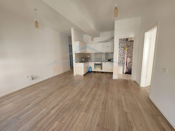 Tirane, jepet me qera apartament 1+1 Kati 1, 64 m² 300 € (Ali Dem)