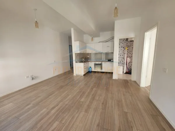 Tirane, jepet me qera apartament 1+1 Kati 1, 64 m² 300 € (Ali Dem)