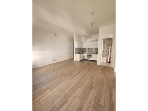 Tirane, jepet me qera apartament 1+1 Kati 1, 64 m² 300 € (Ali Dem)