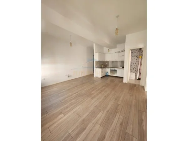Tirane, jepet me qera apartament 1+1 Kati 1, 64 m² 300 € (Ali Dem)