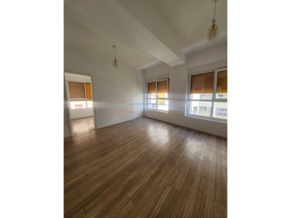 Tirane, jepet me qera apartament 1+1 Kati 1, 64 m² 300 € (Ali Dem)