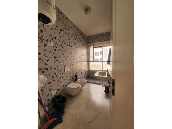 Tirane, jepet me qera apartament 1+1 Kati 1, 64 m² 300 € (Ali Dem)