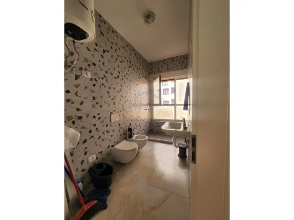 Tirane, jepet me qera apartament 1+1 Kati 1, 64 m² 300 € (Ali Dem)