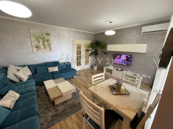 Tirane, jepet me qera apartament 2+1+Ballkon Kati 4, 104 m² 800 € (Liqeni i Thate)