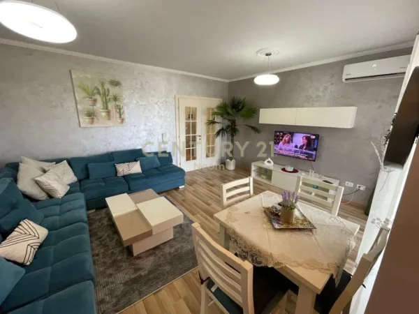 Tirane, jepet me qera apartament 2+1+Ballkon Kati 4, 104 m² 800 € (Liqeni i Thate)