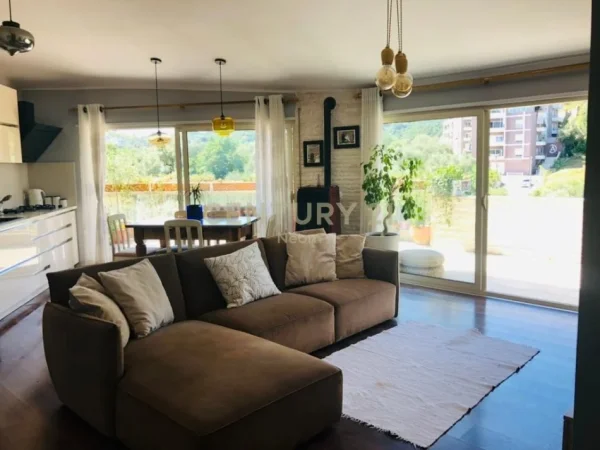 Tirane, jepet me qera apartament 3+1+Ballkon Kati 4, 120 m² 850 € (Liqeni i thate)