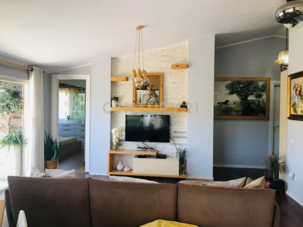 Tirane, jepet me qera apartament 3+1+Ballkon Kati 4, 120 m² 850 € (Liqeni i thate)