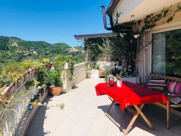 Tirane, jepet me qera apartament 3+1+Ballkon Kati 4, 120 m² 850 € (Liqeni i thate)