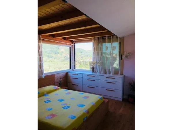 Tirane, jepet me qera apartament 3+1+Ballkon Kati 4, 120 m² 850 € (Liqeni i thate)