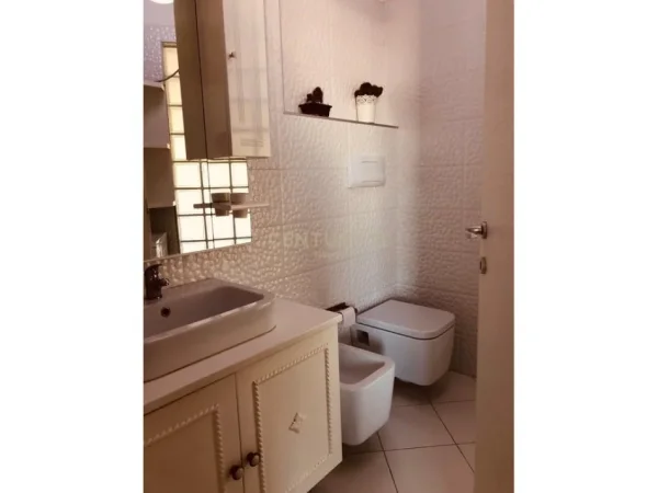 Tirane, jepet me qera apartament 3+1+Ballkon Kati 4, 120 m² 850 € (Liqeni i thate)