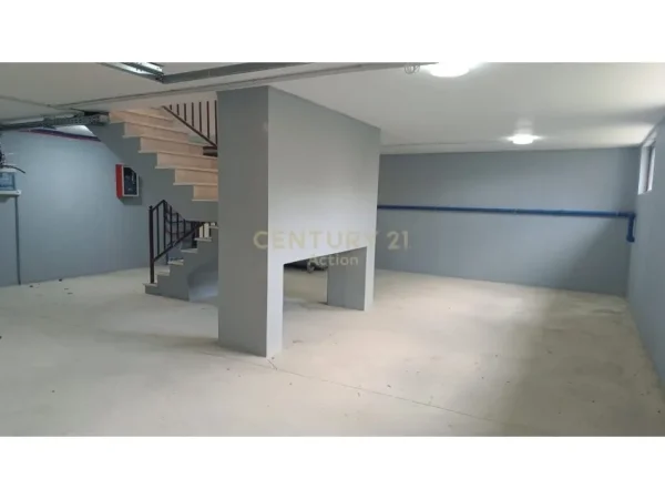 Tirane, jepet me qera Vile Kati 3, 560 m² 3.000 € (Vilat Gjermane)
