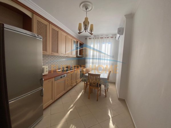 Tirane, jepet me qera apartament 1+1 Kati 8, 95 m² 700 € (Sami Frasheri)