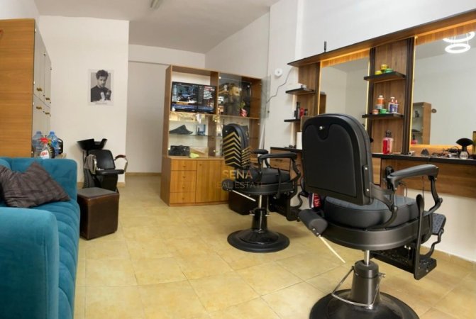 Tirane, jepet me qera ambjent biznesi Kati 0, 35 m² 800 € (Rruga Hoxhe Vokrri)