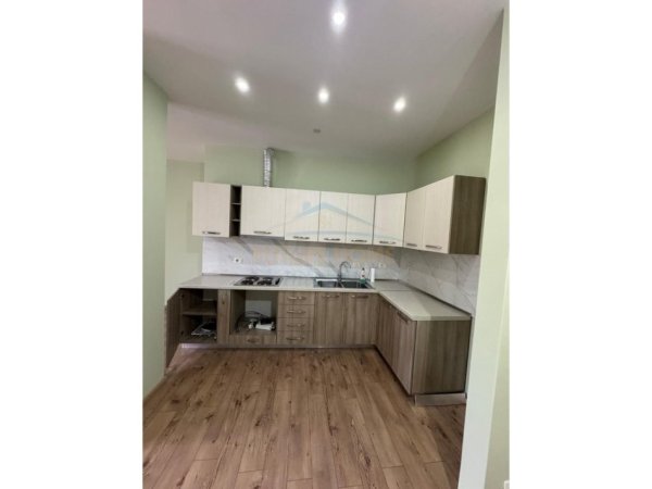 Tirane, jepet me qera apartament 1+1 Kati 4, 65 m² 400 € (Liqeni i That , Tiran)