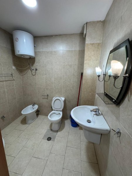 Tirane, jepet me qera apartament 1+1+Aneks+Ballkon Kati 15, 65 m² 650 € (Nentekatshet)