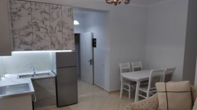 Tirane, jepet me qera apartament 2+1 Kati 1, 80 m² 450 € (PORCELAN)