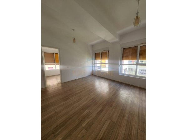 Tirane, jepet me qera apartament 1+1 Kati 1, 64 m² 300 € 