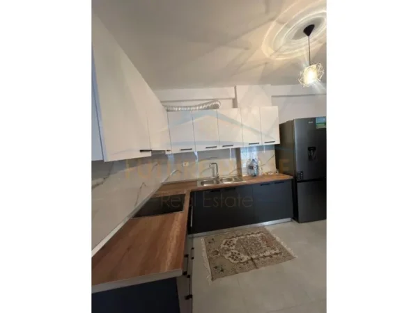 Tirane, jepet me qera apartament 2+1 Kati 3, 76 m² 400 €