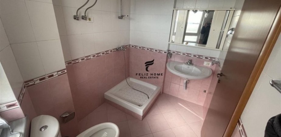 Tirane, jepet me qera apartament 2+1+Ballkon Kati 5, 115 m² 500 € (RRUGA E DIBRES)