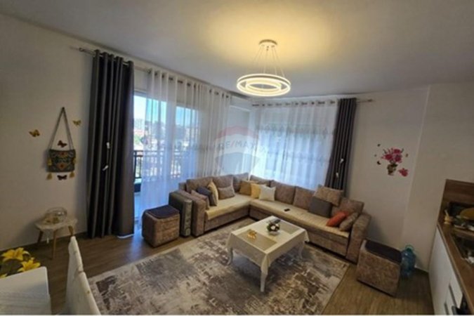 Tirane, jepet me qera apartament 1+1+Ballkon Kati 5, 76 m² 500 € (Don Bosko)