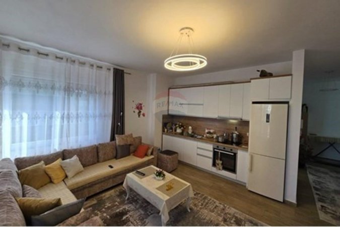 Tirane, jepet me qera apartament 1+1+Ballkon Kati 5, 76 m² 500 € (Don Bosko)