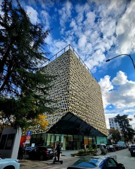 SHITET ZYRE 305 M2 RAINBOW CENTER BLLOK 1.850.000 EURO