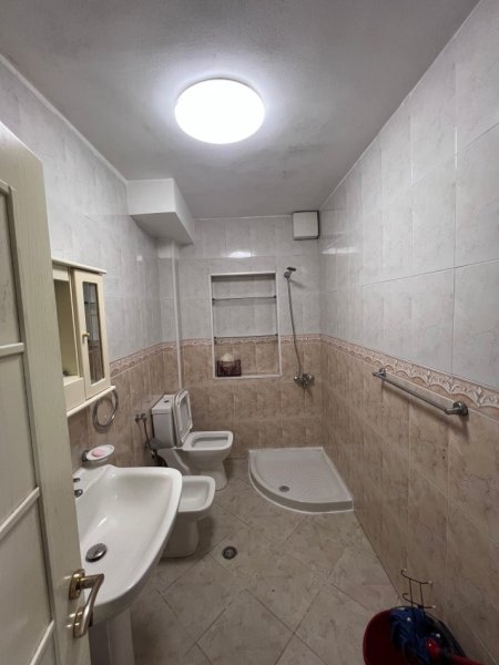 Tirane, jepet me qera apartament 2+1 Kati 4, 80 m² 400 € 