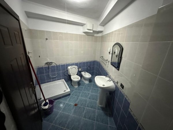 Tirane, jap me qera apartament 1+1+Ballkon Kati 4, 64 m² 300 € (Rruga Sotir Caci)