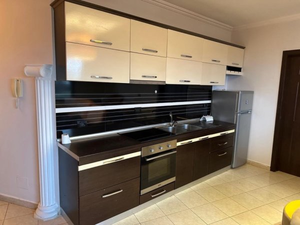Tirane, jap me qera apartament 1+1+Ballkon Kati 4, 64 m² 300 € (Rruga Sotir Caci)