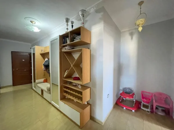 Vlore, jepet me qera apartament 2+1+Ballkon Kati 8, 98 m² 550 € (Lungomare)