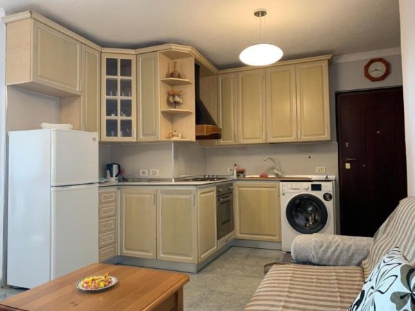 Durres, jepet me qera apartament 1+1 Kati 0, 65 m² 400 € (Shkembi i Kavajes)