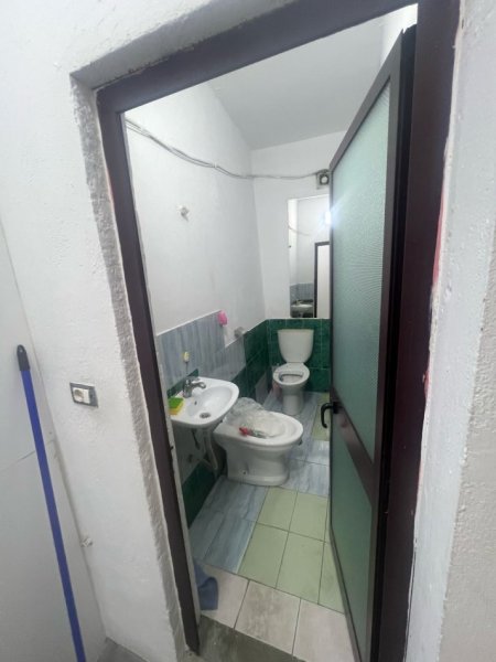 Tirane, jepet me qera dyqan Kati 1, 65 m² 400 € (Qyteti Studenti)