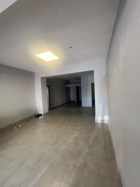 Tirane, jepet me qera dyqan Kati 1, 65 m² 400 € (Qyteti Studenti)