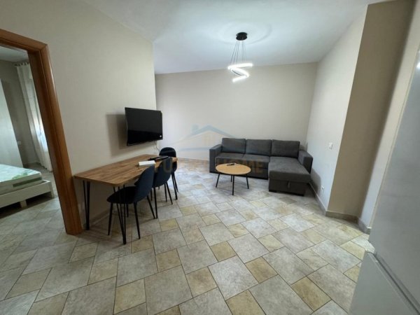 Tirane, jepet me qera apartament 1+1 Kati 15, 65 m² 650 € (Qender,Tiran)
