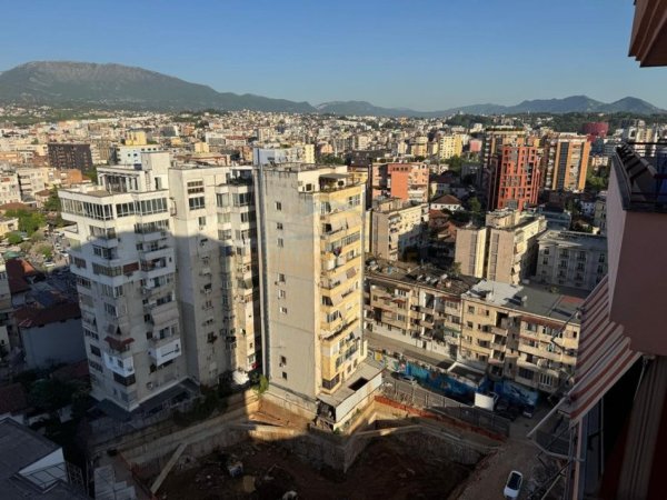 Tirane, jepet me qera apartament 1+1 Kati 15, 65 m² 650 € (Qender,Tiran)