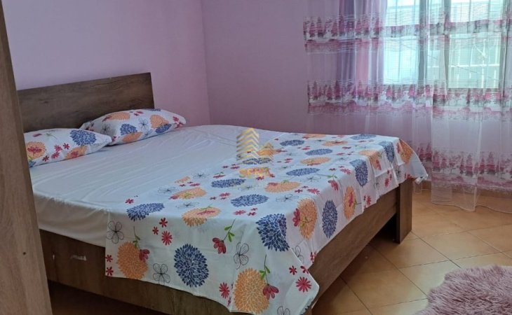 Tirane, jepet me qera apartament 1+1+Ballkon Kati 1, 70 m² 450 € (Rruga Shyqyri Ishmi)