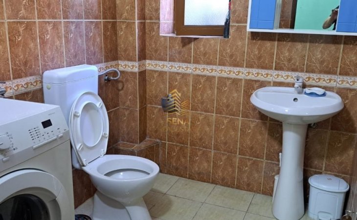 Tirane, jepet me qera apartament 1+1+Ballkon Kati 1, 70 m² 450 € (Rruga Shyqyri Ishmi)