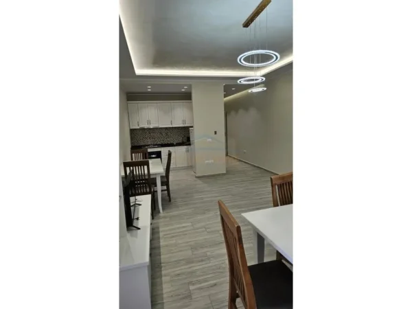 Tirane, shitet apartament 2+1 Kati 5, 200.000 € (RROTA KUQE PLAZH)
