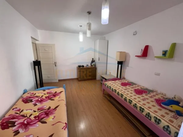 Tirane, jepet me qera apartament 2+1 Kati 4, 80 m² 400 € (Ish Tregu Elektrik, Tiranë.)