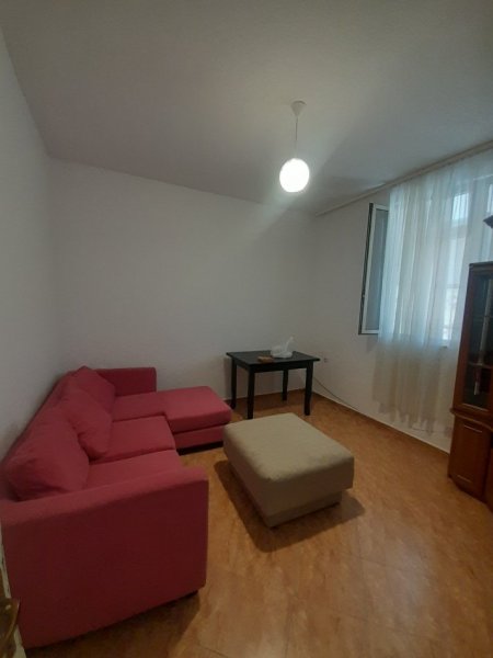 Tirane, jepet me qera apartament 1+1 Kati 1, 65 m² 360 € (Kryqi i Kuq, Zogu Zi ,)