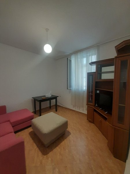 Tirane, jepet me qera apartament 1+1 Kati 1, 65 m² 360 € (Kryqi i Kuq, Zogu Zi ,)