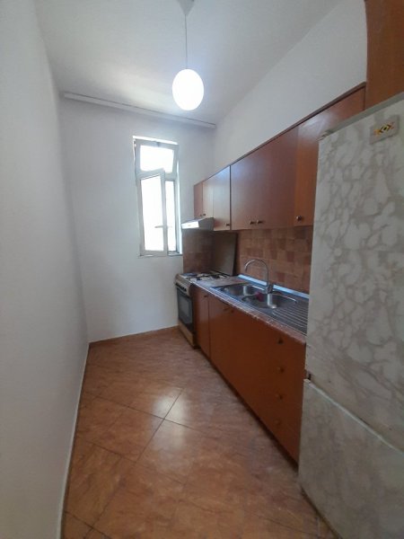 Tirane, jepet me qera apartament 1+1 Kati 1, 65 m² 360 € (Kryqi i Kuq, Zogu Zi ,)