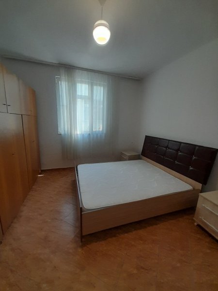 Tirane, jepet me qera apartament 1+1 Kati 1, 65 m² 360 € (Kryqi i Kuq, Zogu Zi ,)