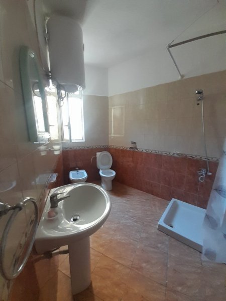 Tirane, jepet me qera apartament 1+1 Kati 1, 65 m² 360 € (Kryqi i Kuq, Zogu Zi ,)
