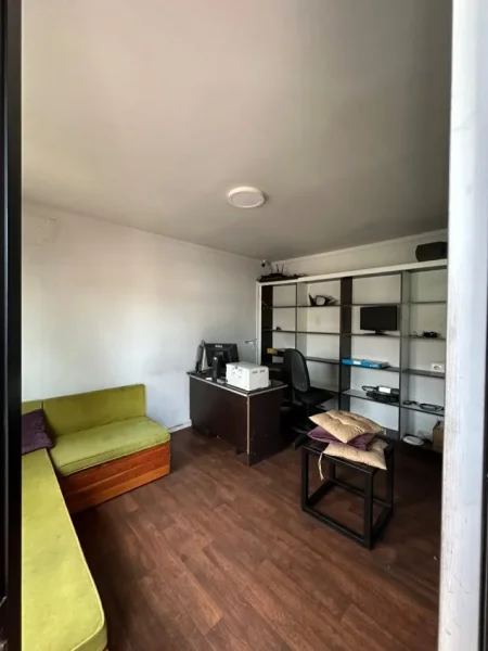 Tirane, jepet me qera ambjent biznesi Kati 0, 300 m² 1.500 € (Prane Spitalit Amerikan 3)