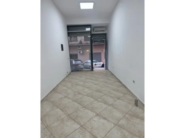 Tirane, jepet me qera ambjent biznesi Kati 1, 34 m² 500 € (21 Dhjetori, Tirane.)